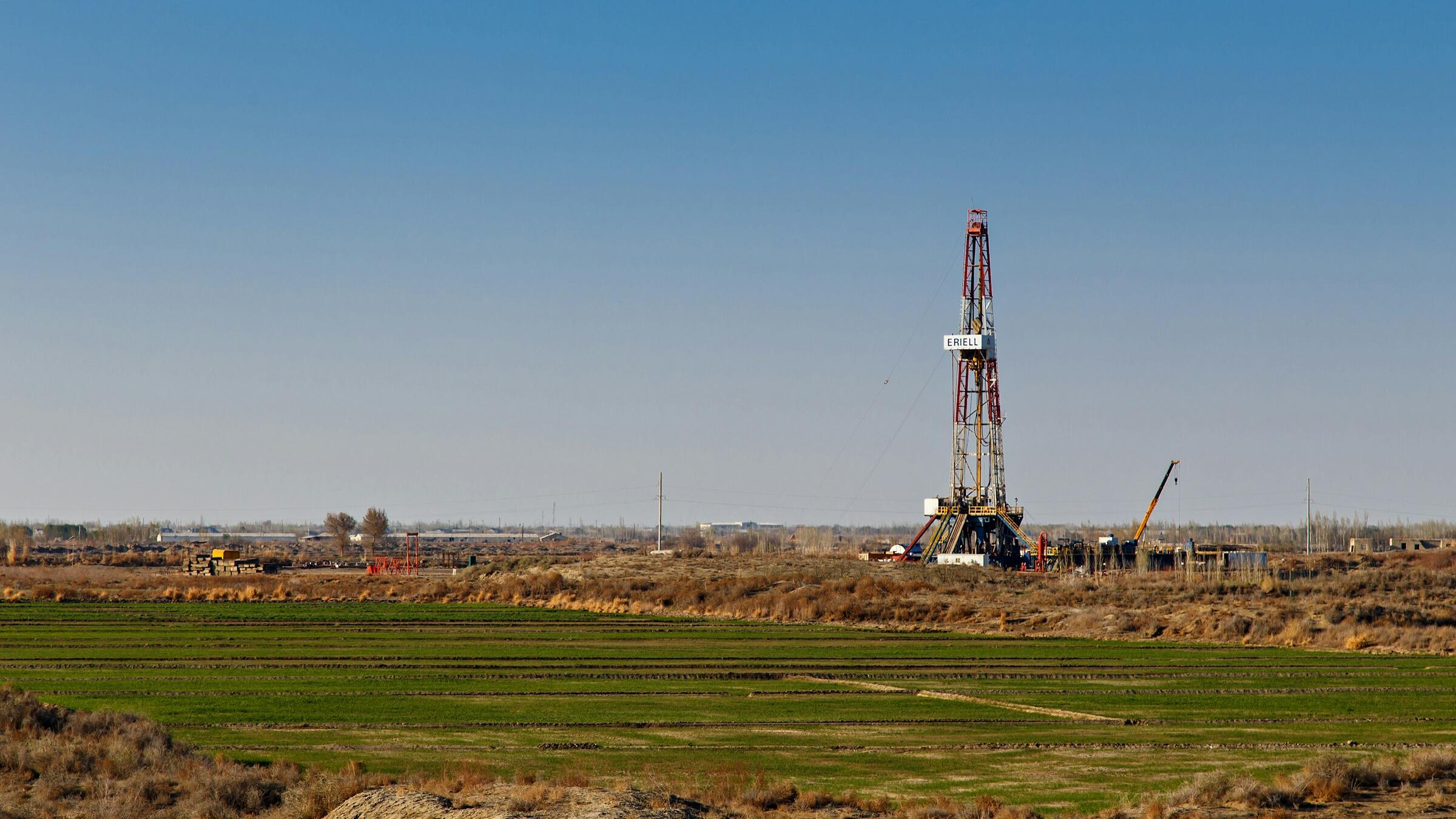 Oil trades at 2wk high; traders eye Ukraine-Russia deal