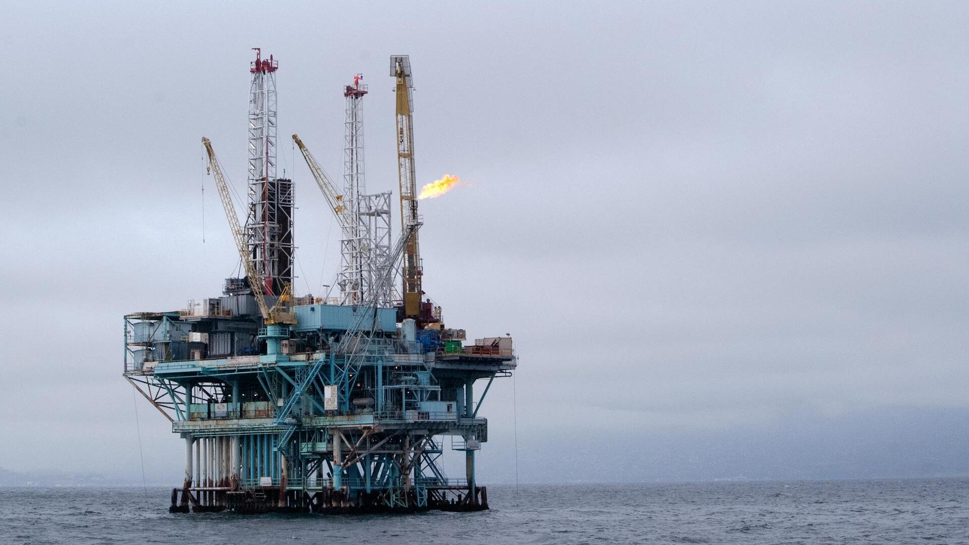 Oil prices steady as supply worries linger