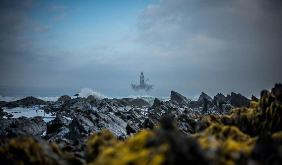 Oil rises as US-Venezuela tensions stoke supply fears