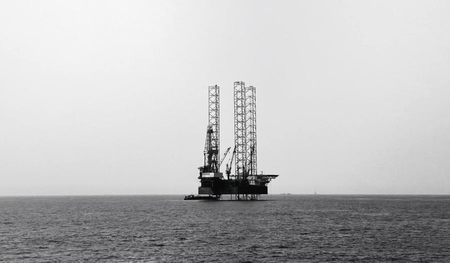 Oil rebounds over 1% on Venezuela tanker blockade