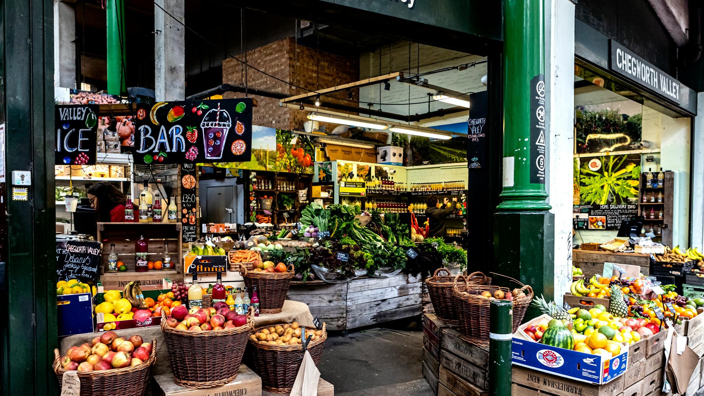 UK inflation falls amid lower food prices