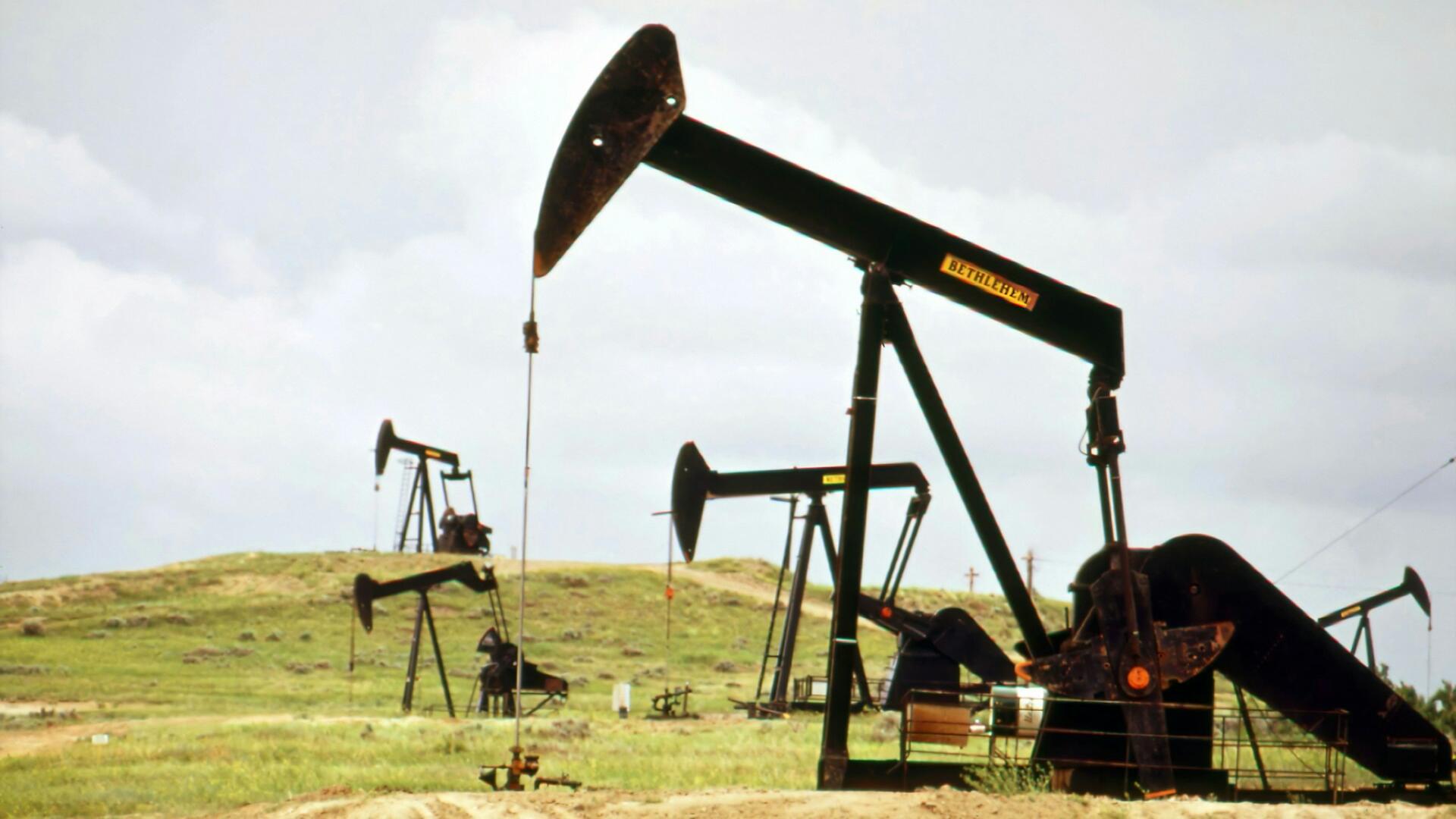 Oil prices rise; Middle East risks offset supply fears