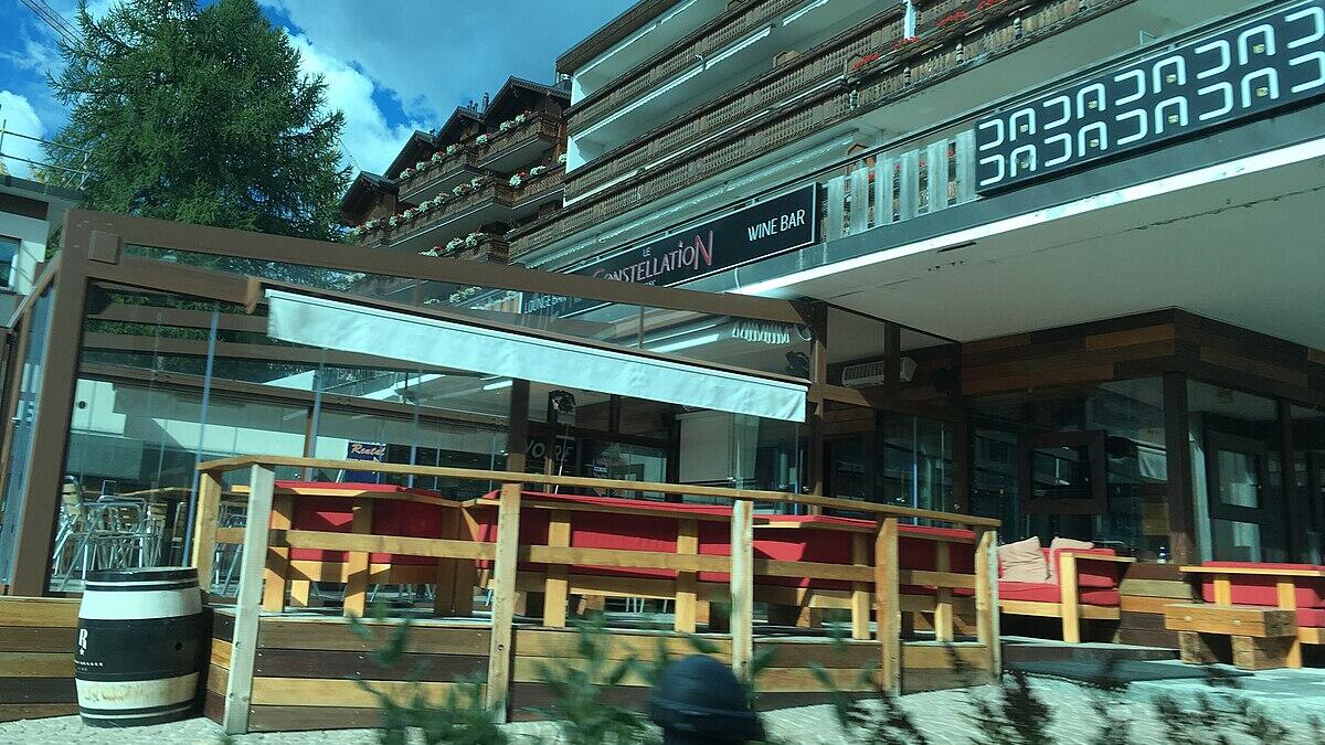 Dozens die in Swiss ski resort fire