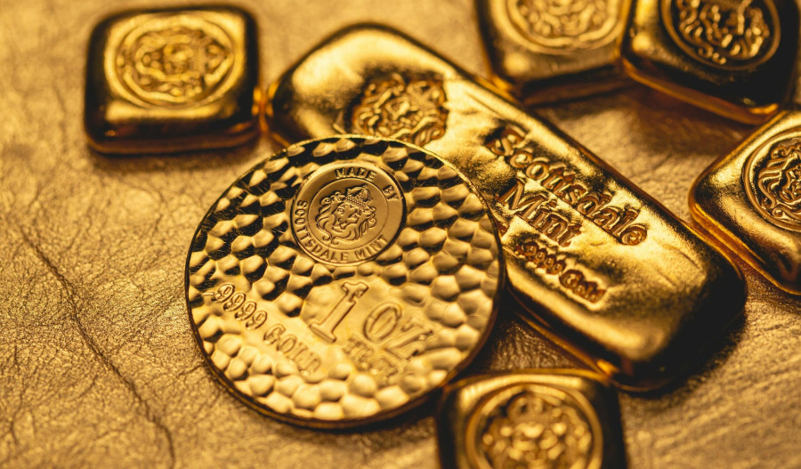 Gold prices fall as commodity indices rebalance