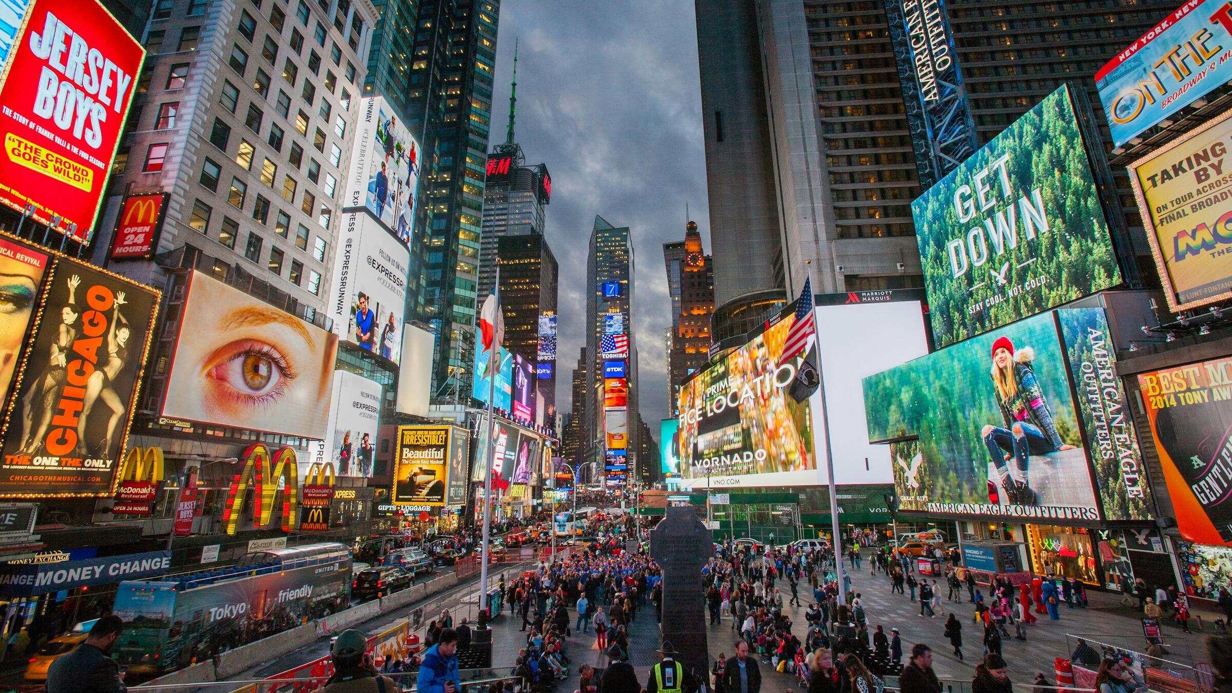 US futures dip slightly, bank stocks flat after-hours