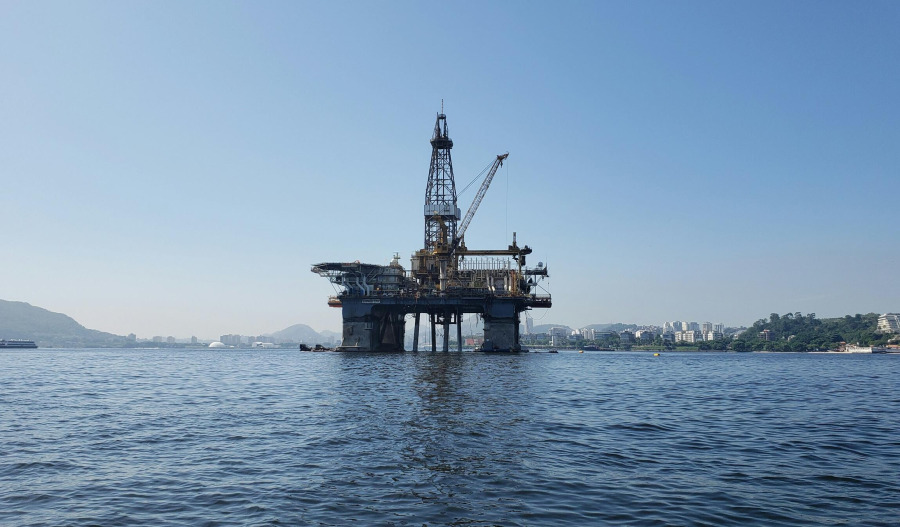 Oil prices dip; US seizes new tanker, mulls Iran strike