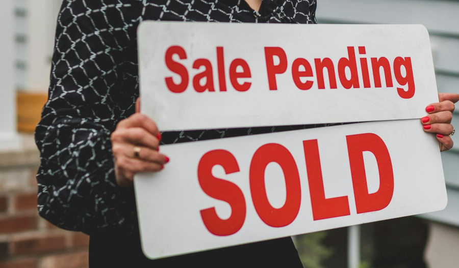 US pending home sales down in December, inventory sinks