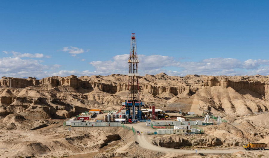 Oil rebounds on Iran supply fears after Trump remarks