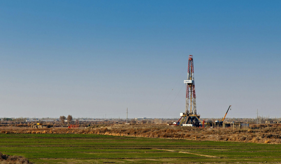 Oil trades near four-month high on Iran risk