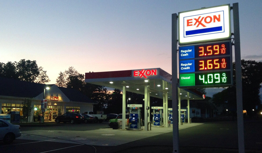 ExxonMobil beats estimates despite falling oil prices