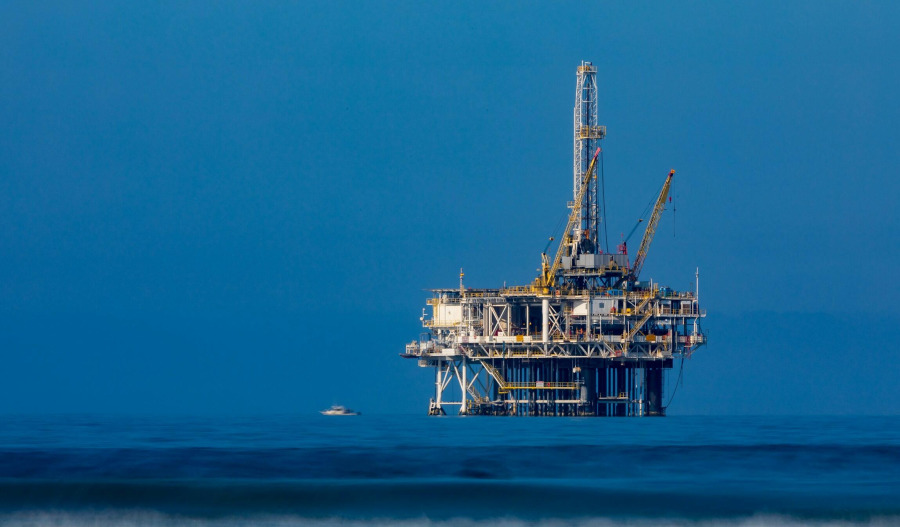 Oil extends gains as US-Iran tensions simmer