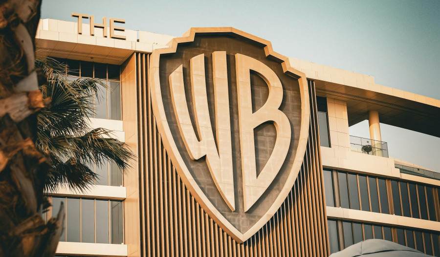 Warner Bros weighs renewed sales talks with Paramount