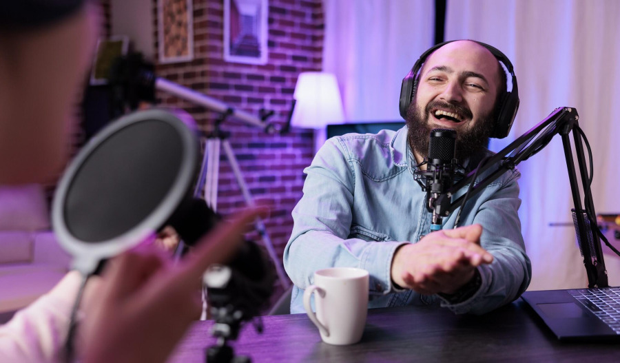 Apple takes on rivals with new video podcast experience