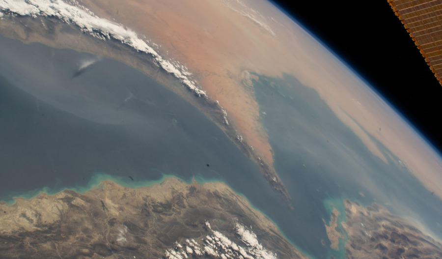 Iran closes Strait of Hormuz amid US nuclear talks