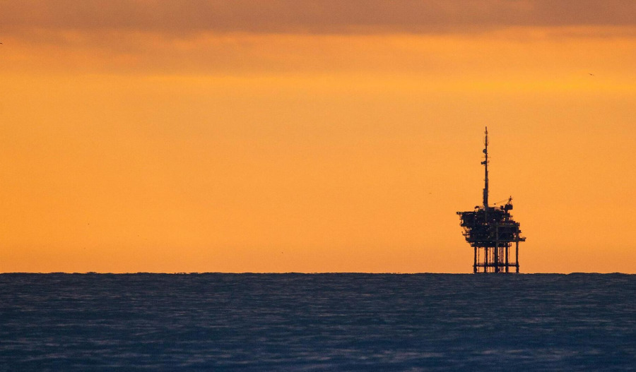 Oil rises as US-Iran negotiations dominate sentiment