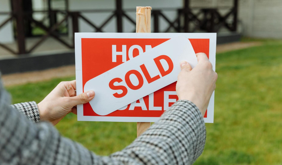 US pending home sales drop unexpectedly; supply stalls