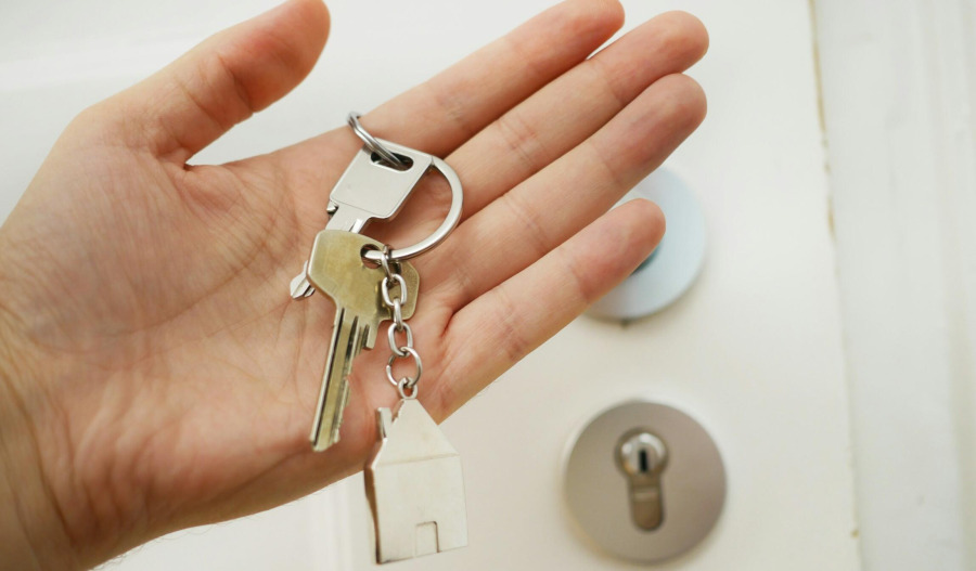 New US home sales drop in December as inventory falls