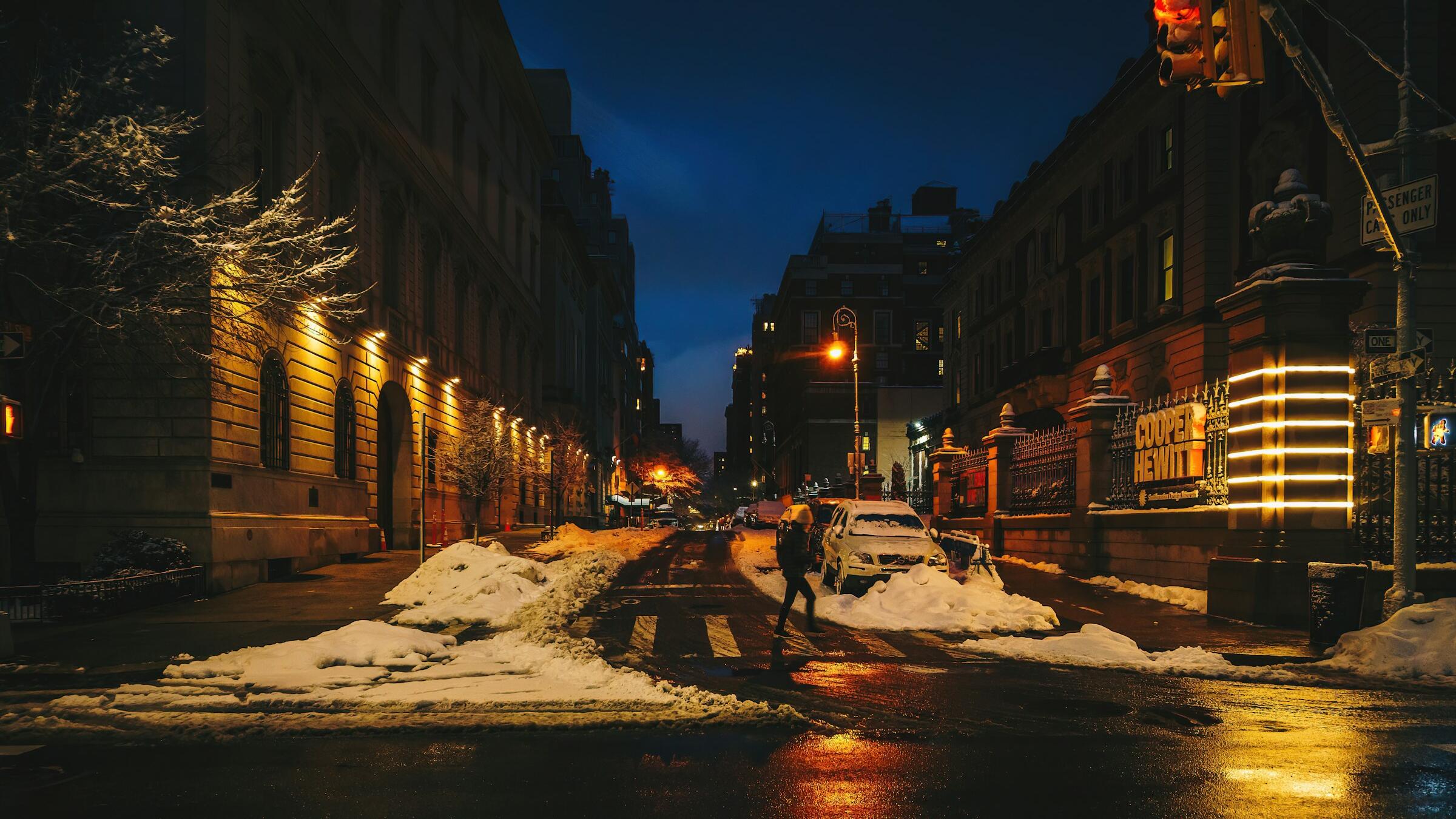 US futures edge higher after AI, tariff sell-off