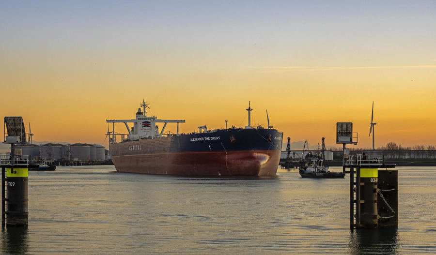 Oil lifts; nears 7mth peak on Iran tensions, tariffs