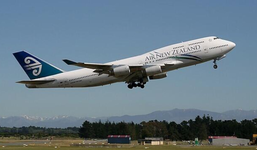 Air NZ posts half year loss, announces business review