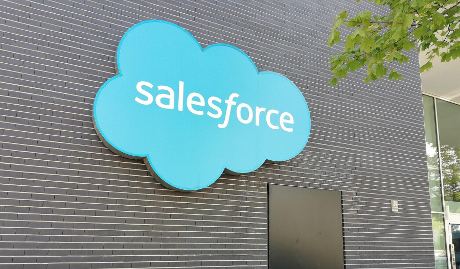 Salesforce beats on earnings; issues soft guidance