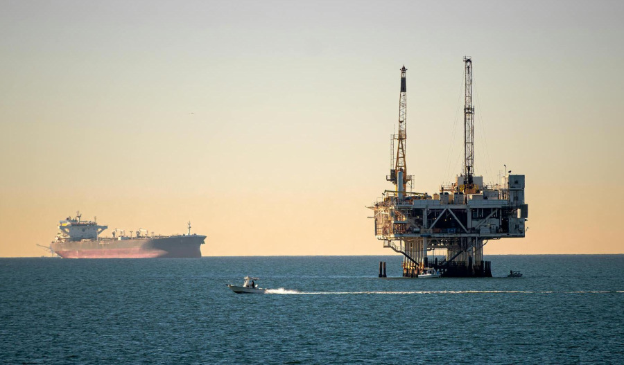 Oil prices climb as Iran conflict deepens