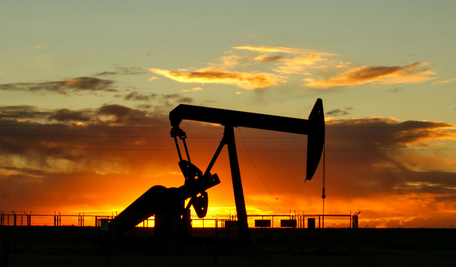 Oil dips as US weighs futures market move