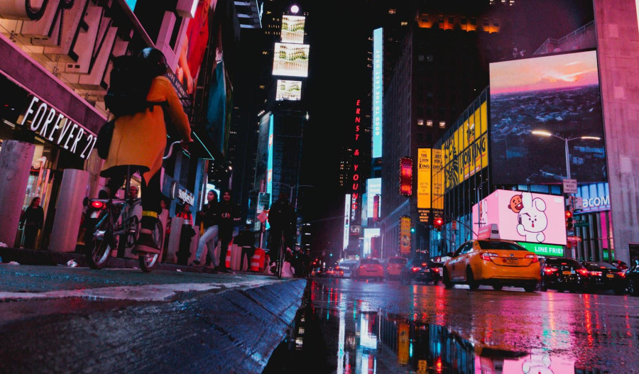 US futures fall as oil surge continues to rattle markets