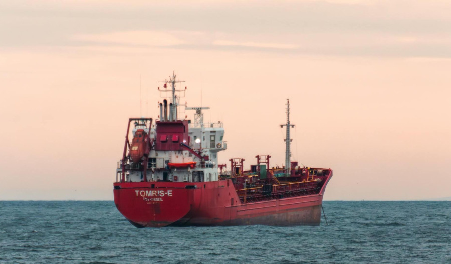 Oil steadies as US allows sale of stranded Russian cargo