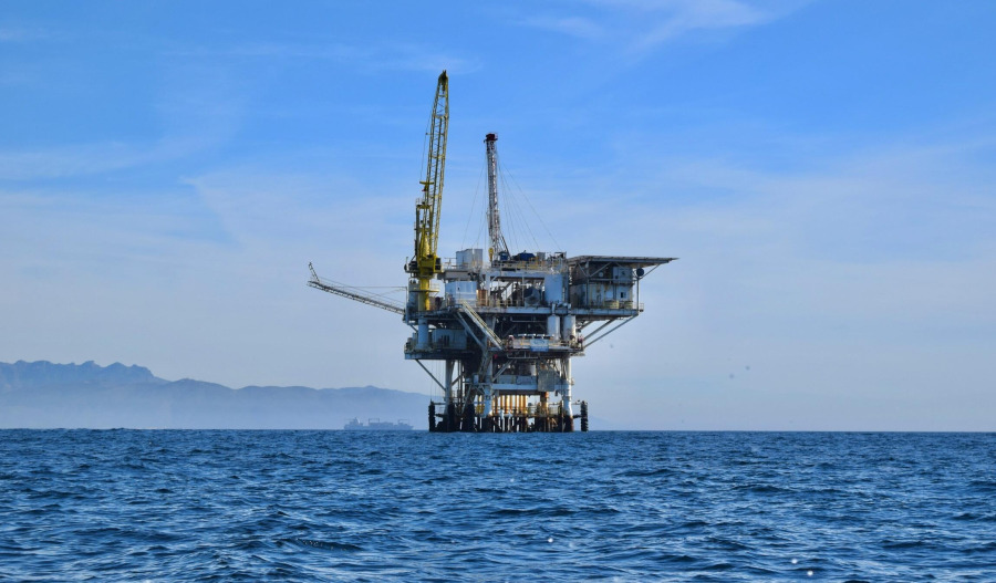 Oil rebounds as Iran denies US talks