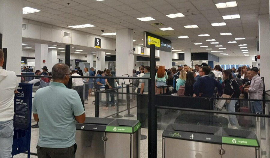 Trump will sign executive order to pay TSA officers