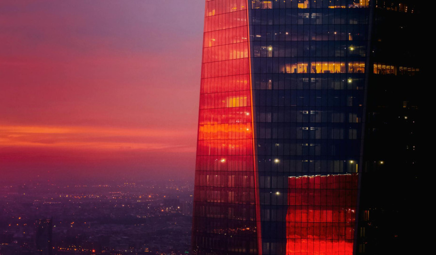 US stocks fall as oil surge fuels Dow correction