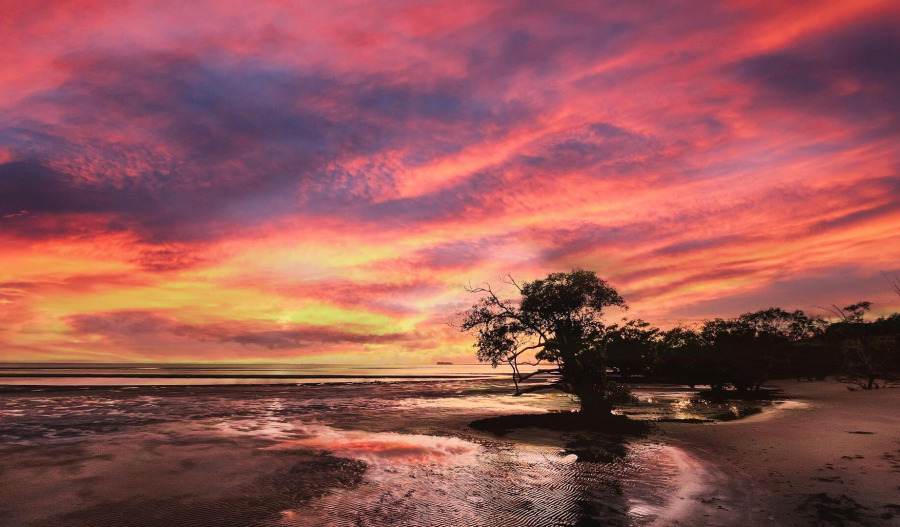 ASX 200 falls 0.7% as tech, banks slide