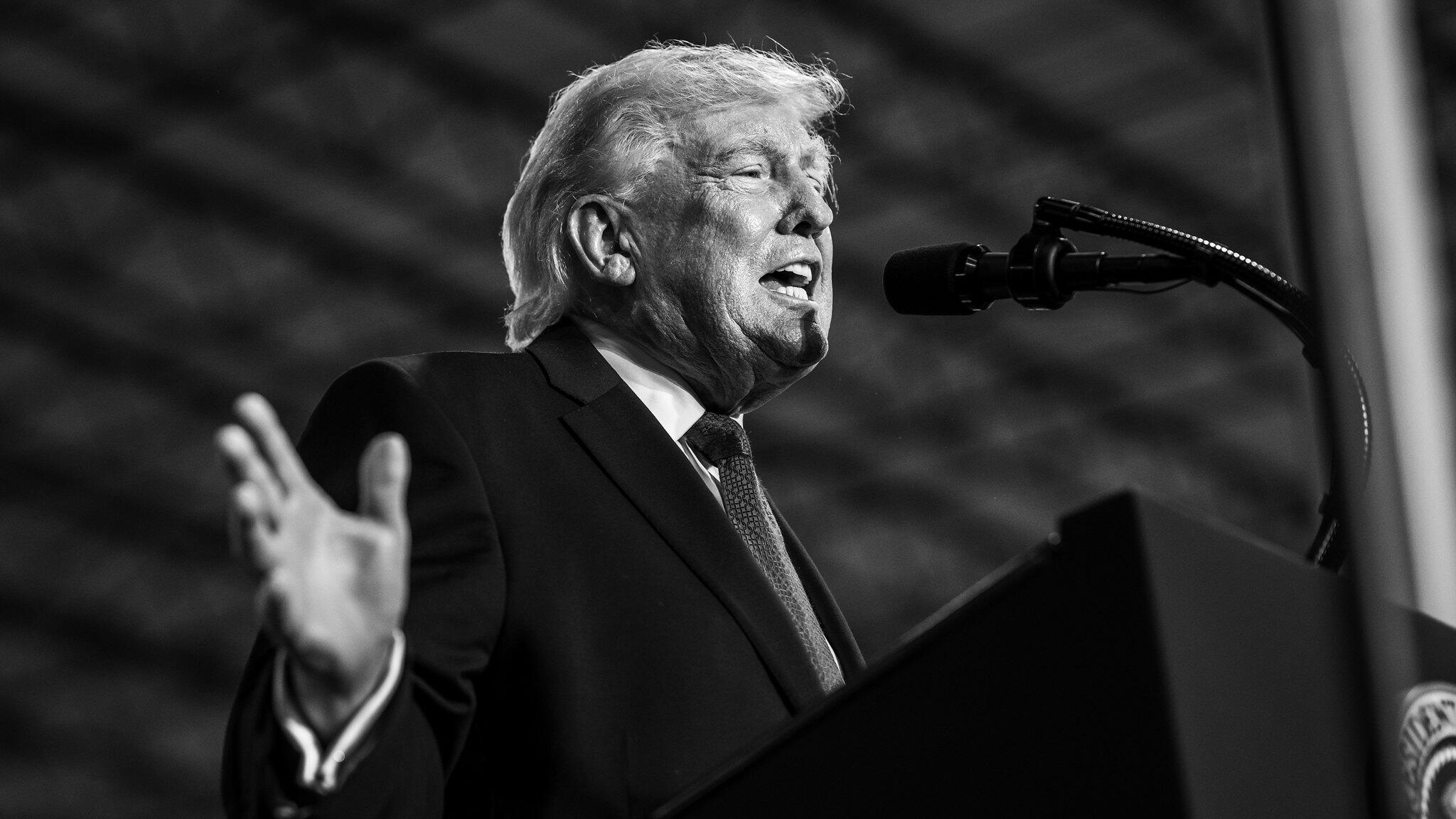 Trump threatens Iran oil sites amid Hormuz closure