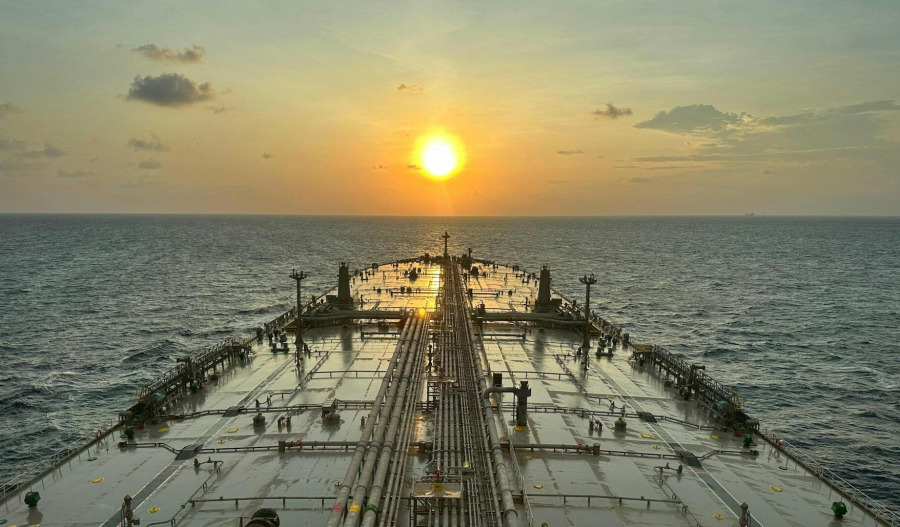 Oil jumps 4% as Trump signals more Iran strikes