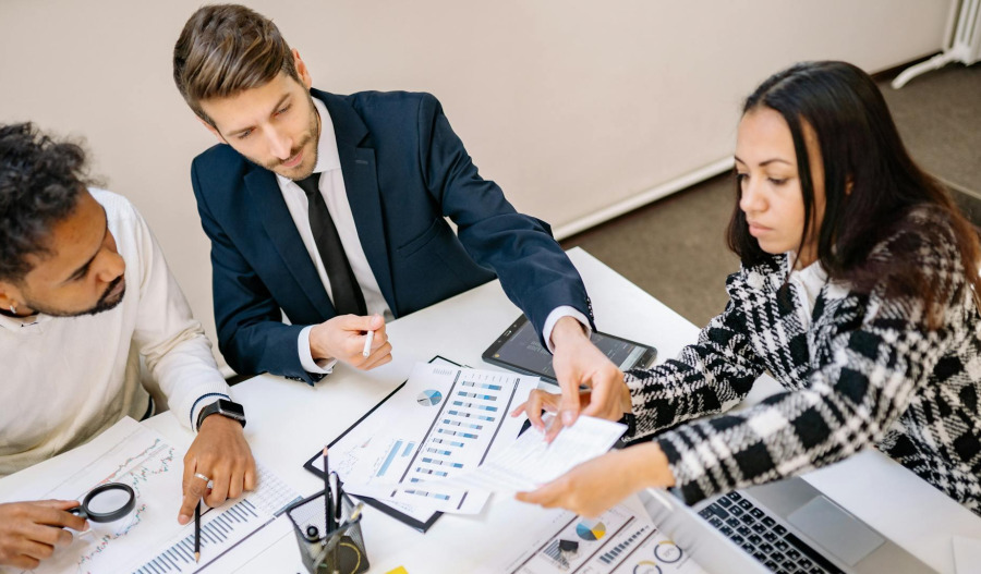 US services sector growth slows; input prices surge