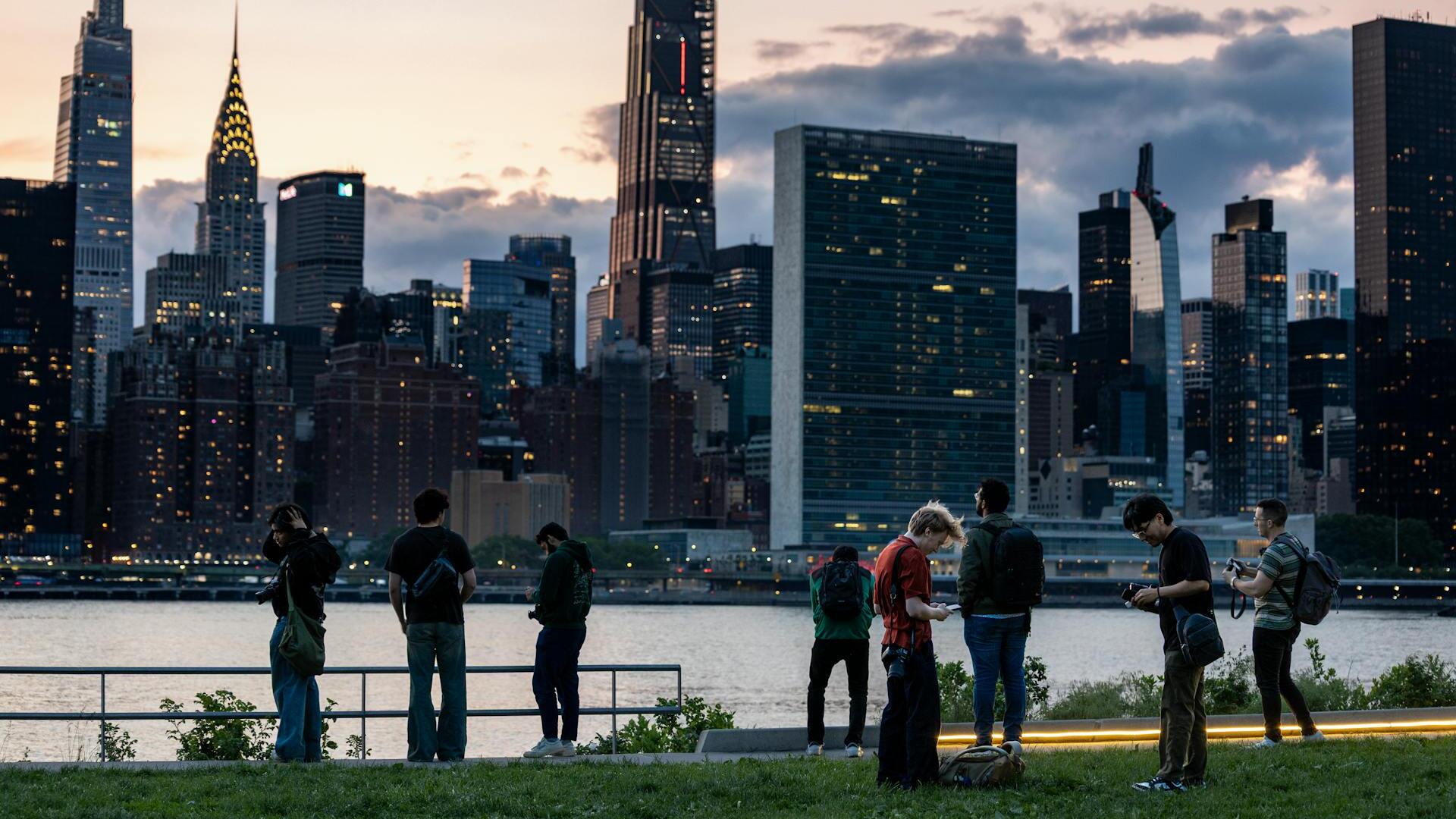 US markets extend gains on Iran hopes, earnings