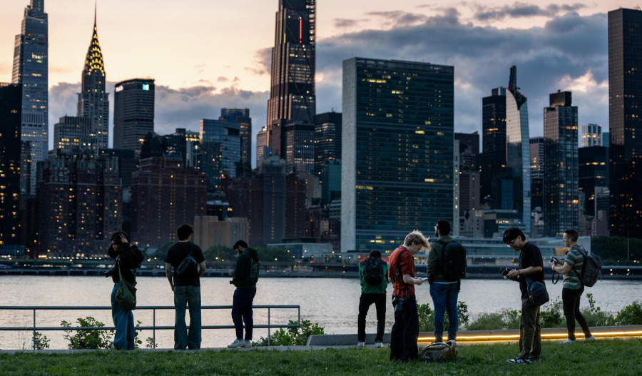 US markets extend gains on Iran hopes, earnings