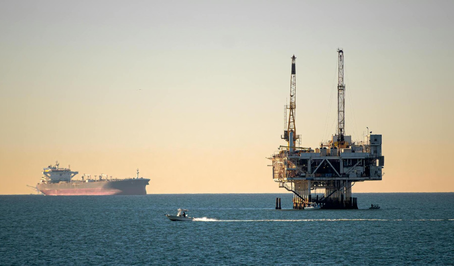 Oil prices tick up as traders weigh Hormuz risks