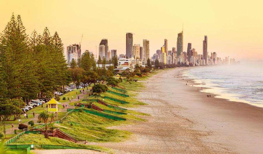 ASX 200 edges higher; energy, banks cap gains