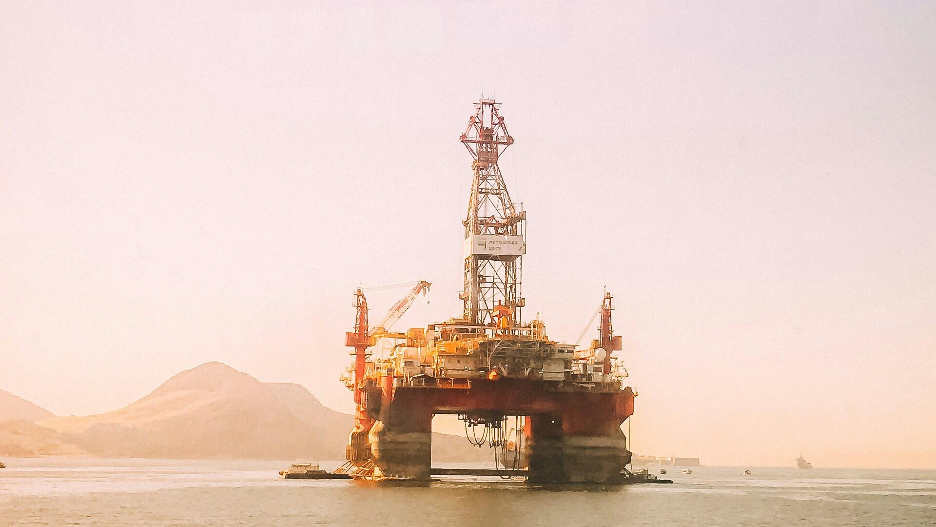 Oil steadies as deal hopes outweigh supply concerns