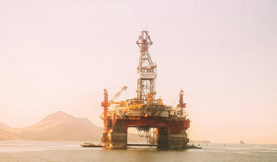 Oil steadies as deal hopes outweigh supply concerns