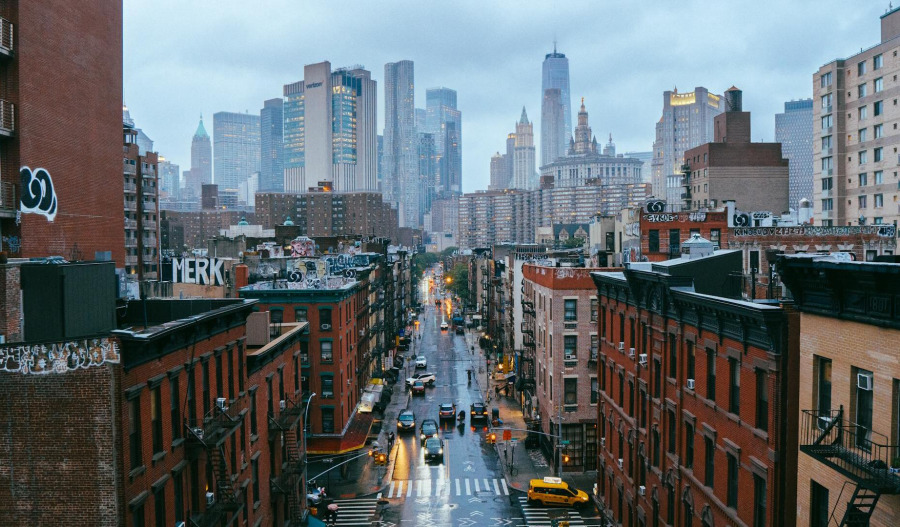 US stocks fall as tech, oil pressure markets