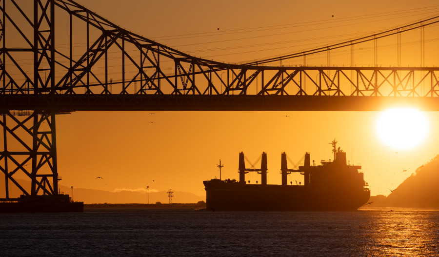 Oil rises on Hormuz tensions, escalation fears