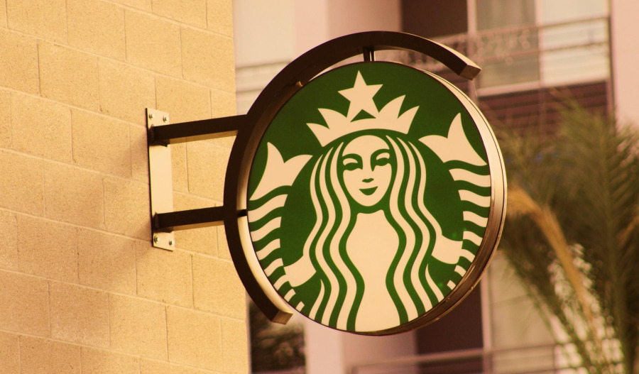 Starbucks beats estimates, lifts outlook amid turnaround