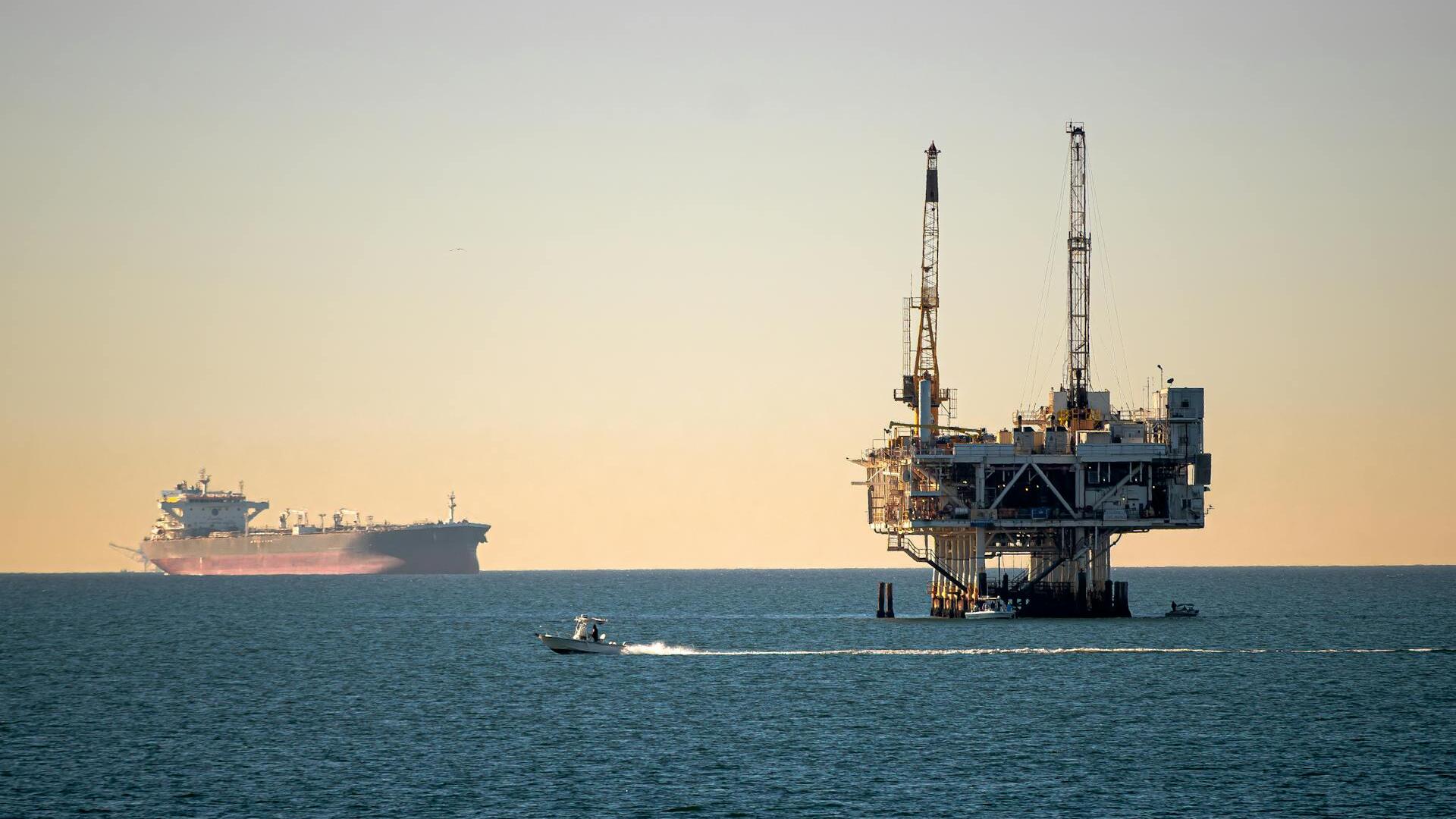 Oil hits 2wk high as M.East tensions persist