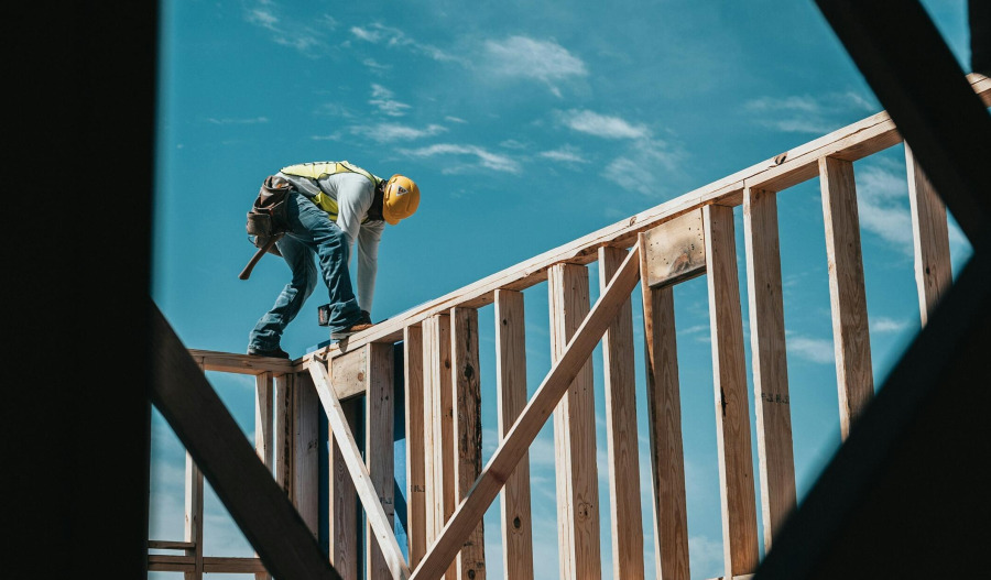 US housing starts down amid high mortgage rates