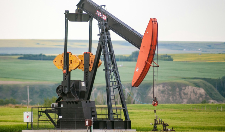 Oil jumps nearly 4% as US and Iran trade strikes