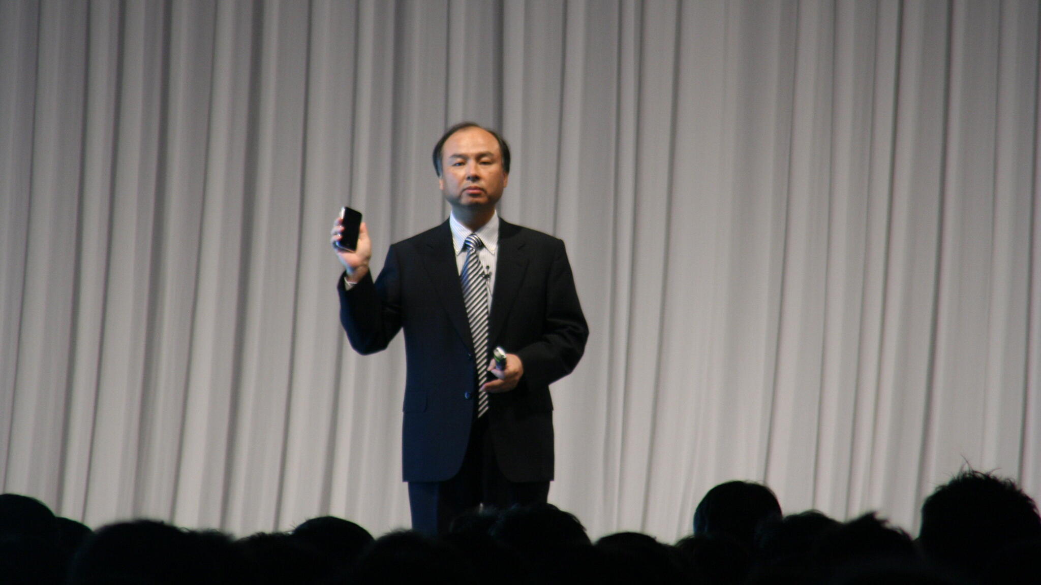 SoftBank plans AI push in France