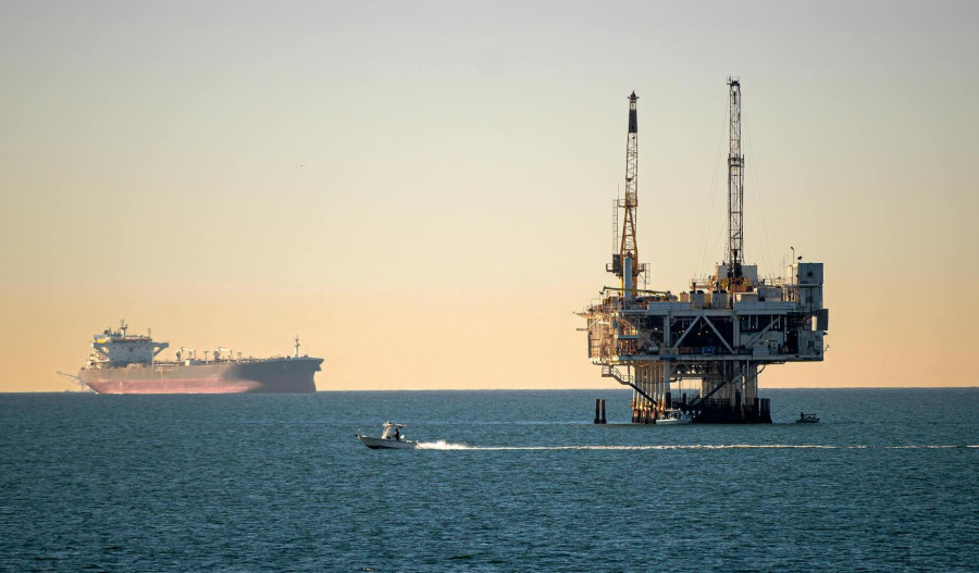 Oil pushes higher amid reports of M.East fighting